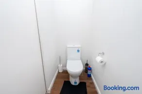 Classic decor, freshly painted 3 bedroom and 2 bathroom quiet home - Image 5