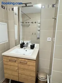Apts 71M2 with 38M2 terrasse , 10mins to Paris Center, Free Nespresso - Image 5