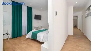 Lovely Rooms by Rentbeat - Image 4
