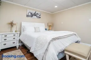 Private King Sized Basement Apartment 2 Main Queen Bedrooms With 2 Full Private Bathrooms In Each Queen Bedroom - Image 2