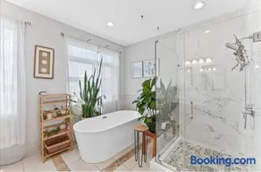 Game Day RoofDeck South Philly 4BR 3BA Home Just 10 Mins From Stadiums - Image 1