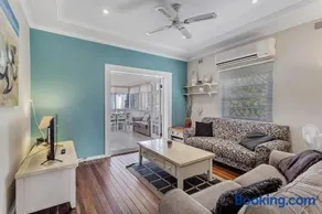 Oscar's Beach House, 14 Tomaree Rd - pet friendly, air con, Wi-Fi, Linen - Image 4