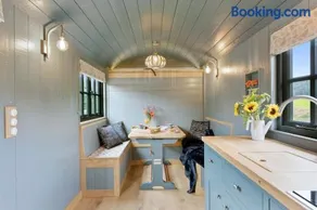 Luxury One Bed Shepherd's Hut with Hot Tub - Image 1