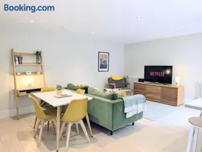 The Mews - 2 Bedroom Luxury, Spacious House With Free Parking - Image 1