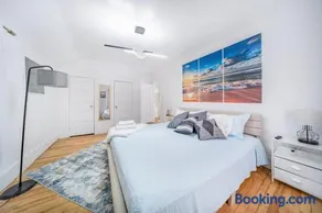 Modern Comfort Near Everything king bed - Image 1