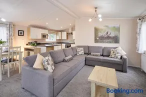 Primrose Lodge with Hot Tub - Image 1