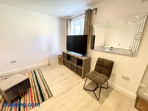 3 Cosy Homes Walking Distance to Mall with Parking Available to Book Separately 3 Bed House Or 1 Bed Apartment Or Studio - Image 5