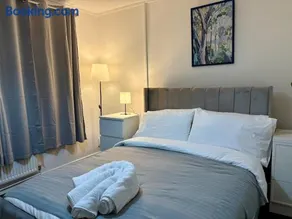 Bright and Spacious 2 Bed Flat Sleeps 5 - Image 4
