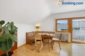 Appartamento accogliente e familiare con giardino e barbecue | Vista sulla città | Ideale per lavorare da remoto - Image 2