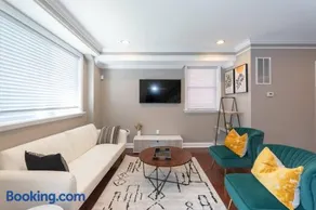 Three BR 2.5 Bath w/ parking spot & deck near metr - Image 3