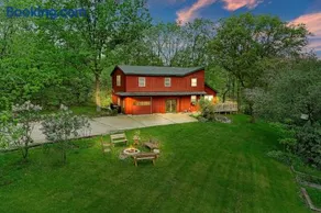 Rare Gem! Game Room, Hot Tub, Near Lake, Pet Ok - Image 1