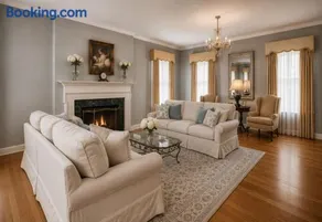 King suite-Sitting area-Backyard views-The Blooming Garden - Image 4