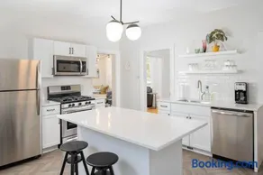 Downtown Walkable - 2 bed 1 bath King Bed - Image 3