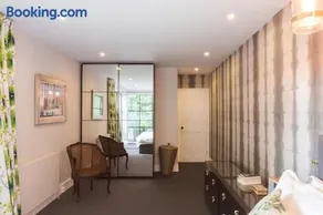 Close to river and park with stunning roof terrace - Image 4