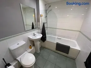 Modern Spacious studio close to station - Image 4