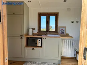 Fernlea Luxury Shepherds Hut & Hot Tub - Image 5