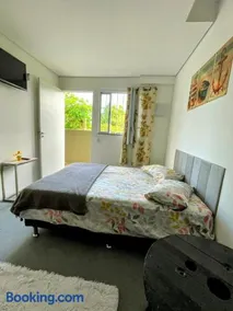 Pousada Ideal Guarujá - Estúdios Família & Quartos - Image 2