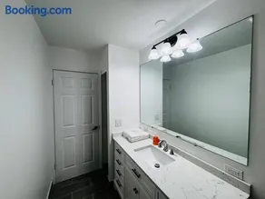 Convenient Stay near Chicago Ohare Airport with King Beds and Coffee - Image 2