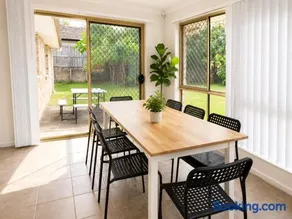 4BR Simple and Comfy Family Home between BNE and Ipswich - Image 1