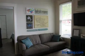 Prime Waterfront Cottage on Sandbanks Area Resort - Image 1