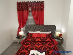 king Bed Premium luxury suite + Free Parking + Free Fast WiFi - Image 4