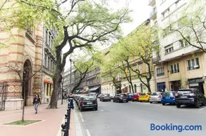 Luxury 2BR Apt by the Synagogue - Image 3