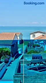 Pet-Friendly 3-Bed Home with Balcony - Walk to Beach & Golf - Image 2