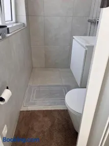 Modern private Rooms with attached Bathroom & Free Parking - Image 2