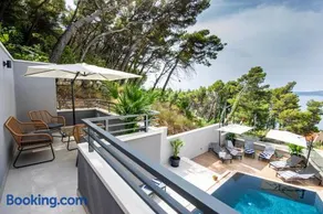 SunnySide luxury suites with free parking and swimming pool - Image 1