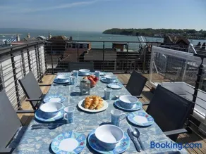 Penderic - 3 Bedroom Cowes Stay with Balcony & Panoramic Solent Views Close to Shops, Cafés, Sailing Clubs & Beach - Image 5