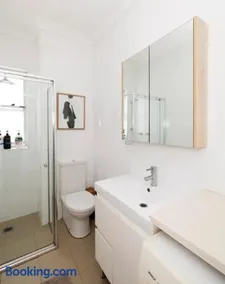Stylish & Bright - 5star Location - 200m to the Sand! #18 - Image 5