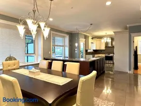 Spacious 5BR 3BA Guest Villa - 10 Min to DT - Pet Friendly, Free Parking - Image 3