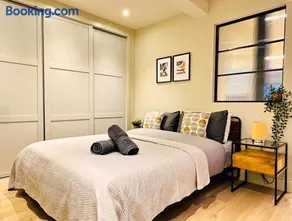 Stylish 1Bed Flat With Patio Near Royal Mile Fits 4 - Image 2