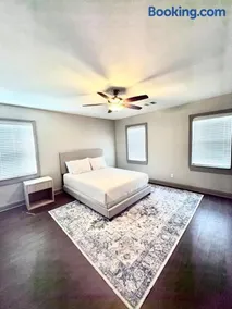 Cozy Graceful 2BR Near Downtown Houston & Med Center - Image 2