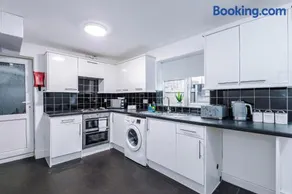Leamington Spa 2Bed Oasis - Driveway Parking, WiFi, Free Netflix, Prime & Disney - Image 2