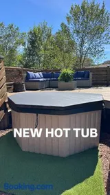 Light & Cozy Oasis with Private Pool and Hot Tub - Image 2
