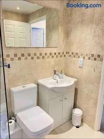 Kingmaker - Free Private Parking, Garden, TV, Fully Equipped - Image 5