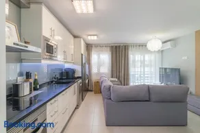 SUN APARTMENT - 3 bedrooms, priv parking, pool, AC, tv channels, fibre net - Image 3