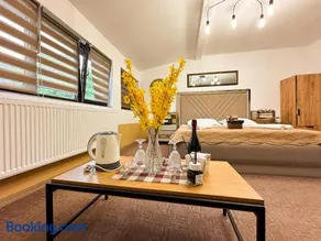 Golden Escape - Charming Studio in Prime Location - Image 2