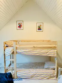 Maison familiale dans une rue paisible - Image 1