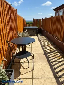 The Beehive -Stunning Views - Hot Tub - Romantic - Image 3