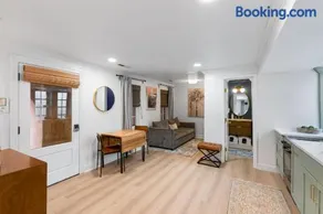 Unique & Charming 1 Bedroom One Block to King St - Image 5