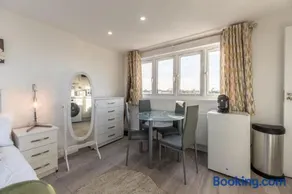 Chic Loft Studio Near London - EV Charger - Image 4
