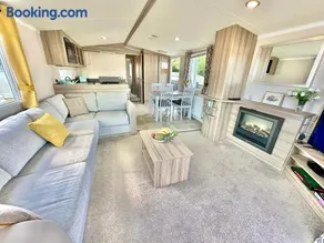 272 Wilksworth Caravan Park - Two Bedroom - Pool Access - Image 2