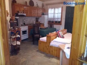 Polina House Maries - Image 1