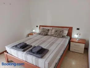 LotusNest - Casa Privata - Letto Matrimoniale, Parcheggio, Treno - Image 1