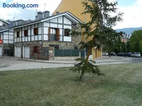 Casa con jardín frente ciudadela - Image 3