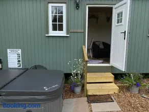 The Laburnum Retreat Shepherds Hut with private hot tub - Image 2
