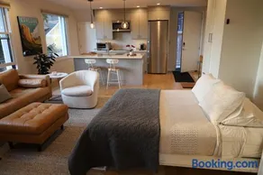 Modern Studio with Rooftop Deck and Sunset Views - Image 4
