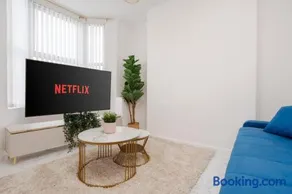 Liverpool Luxe Retreat 3 Bedroom House Next to Everton Stadium - Image 2
